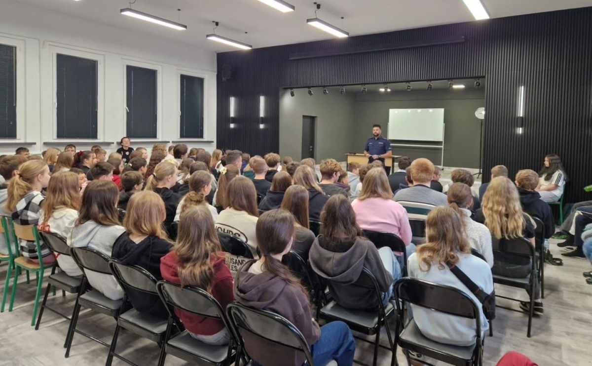 Odpowiedzialność karna i bezpieczeństwo w sieci. Policja edukuje uczniów z Nędzy - Serwis informacyjny z Raciborza - naszraciborz.pl