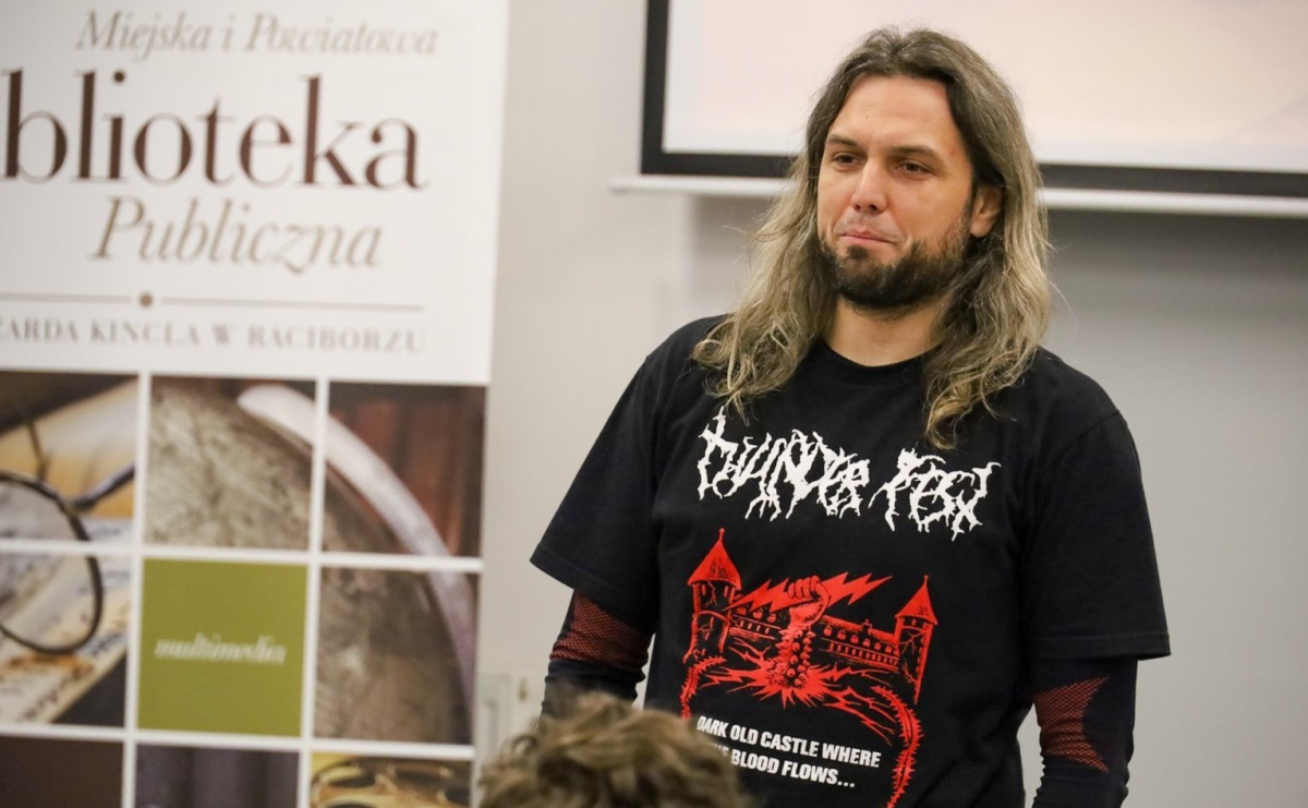 Na mopowaniu to ja się znam! Stand-up o marynarzach Miłosza Szymańskiego w bibliotece - Serwis informacyjny z Raciborza - naszraciborz.pl