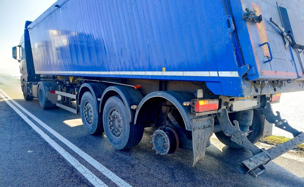 Groźne zdarzenie na DK 45 – oderwane koło spowodowało czołowe zderzenie - Serwis informacyjny z Raciborza - naszraciborz.pl