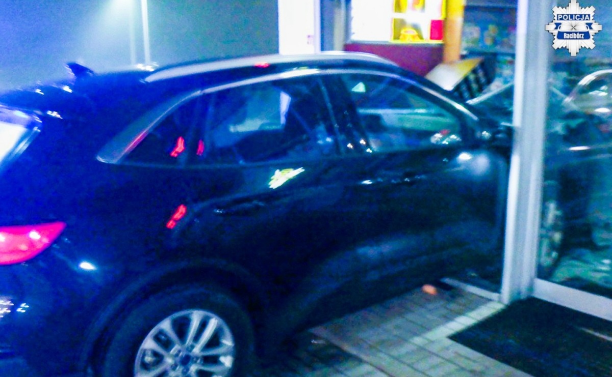 Kierowca forda wjechał w budynek stacji paliw na Rybnickiej - Serwis informacyjny z Raciborza - naszraciborz.pl