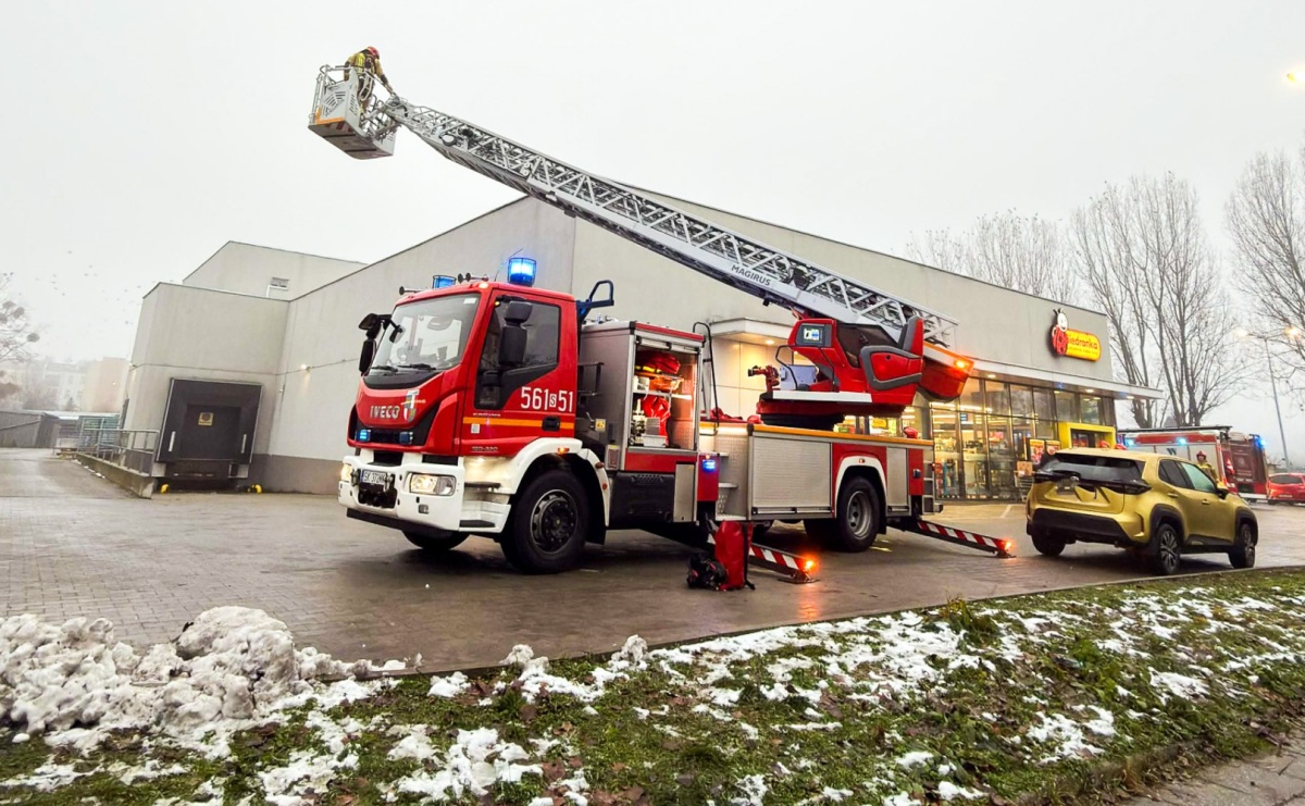 Trzy interwencje straży w jeden dzień. Zadymiona Biedronka i 700-metrowa plama na jezdni - Serwis informacyjny z Raciborza - naszraciborz.pl