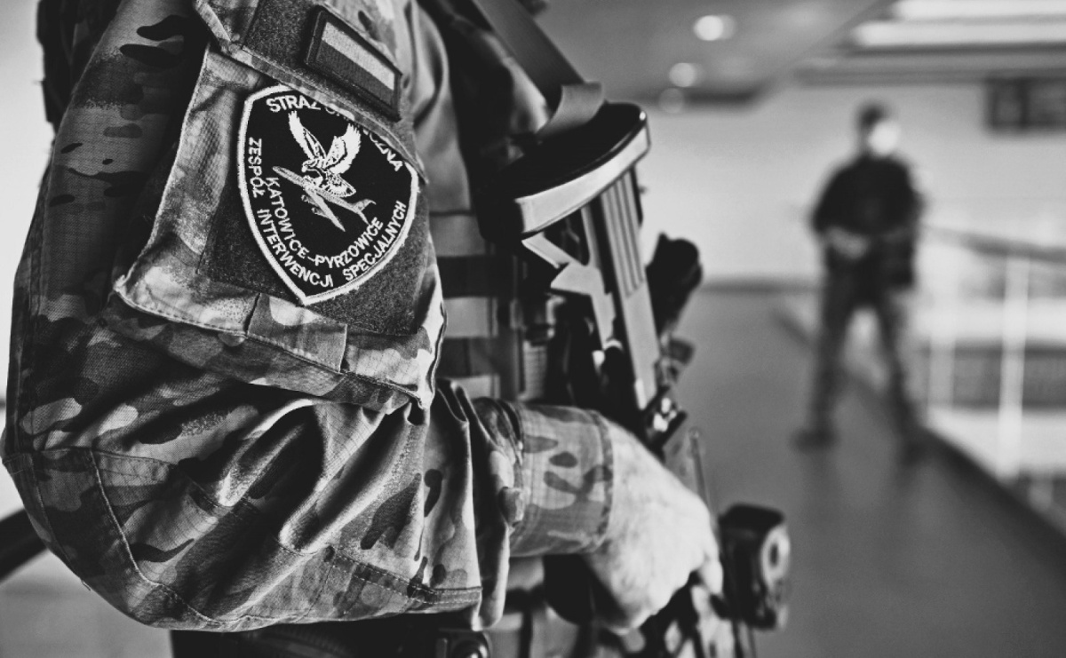 43-latek podczas odprawy biletowo-bagażowej nas lotnisku w Katowicach-Pyrzowicach oświadczył, że w bagażu rejestrowanym posiada materiały wybuchowe. Na miejsce niezwłocznie udali się funkcjonariusze Z - Serwis informacyjny z Raciborza - naszraciborz.pl