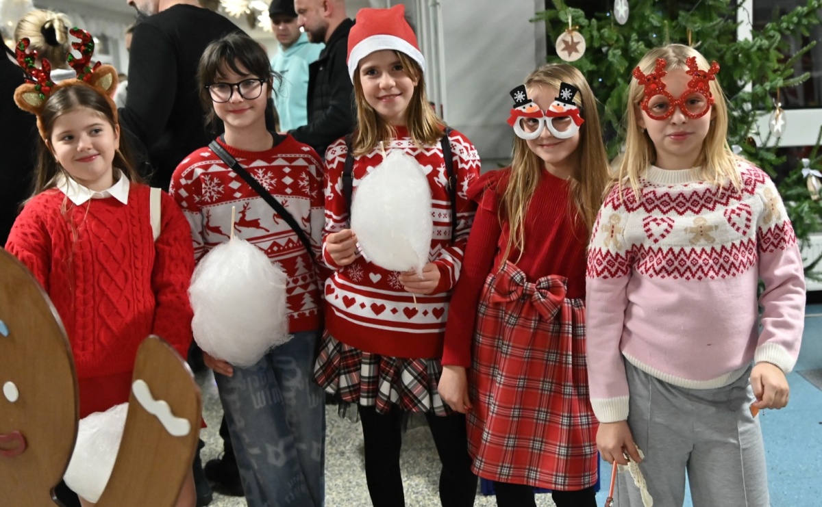 Kiermasz świąteczny w SP 15. Rękodzieło, gastronomia i występy uczniów [FOTO i WIDEO] - Serwis informacyjny z Raciborza - naszraciborz.pl