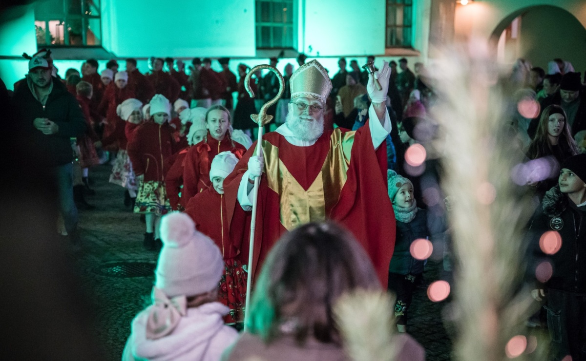 Zamkowa parada świętego Mikołaja przyciągnęła tłumy. W niedzielę wystąpi TOBY [FOTO i WIDEO] - Serwis informacyjny z Raciborza - naszraciborz.pl