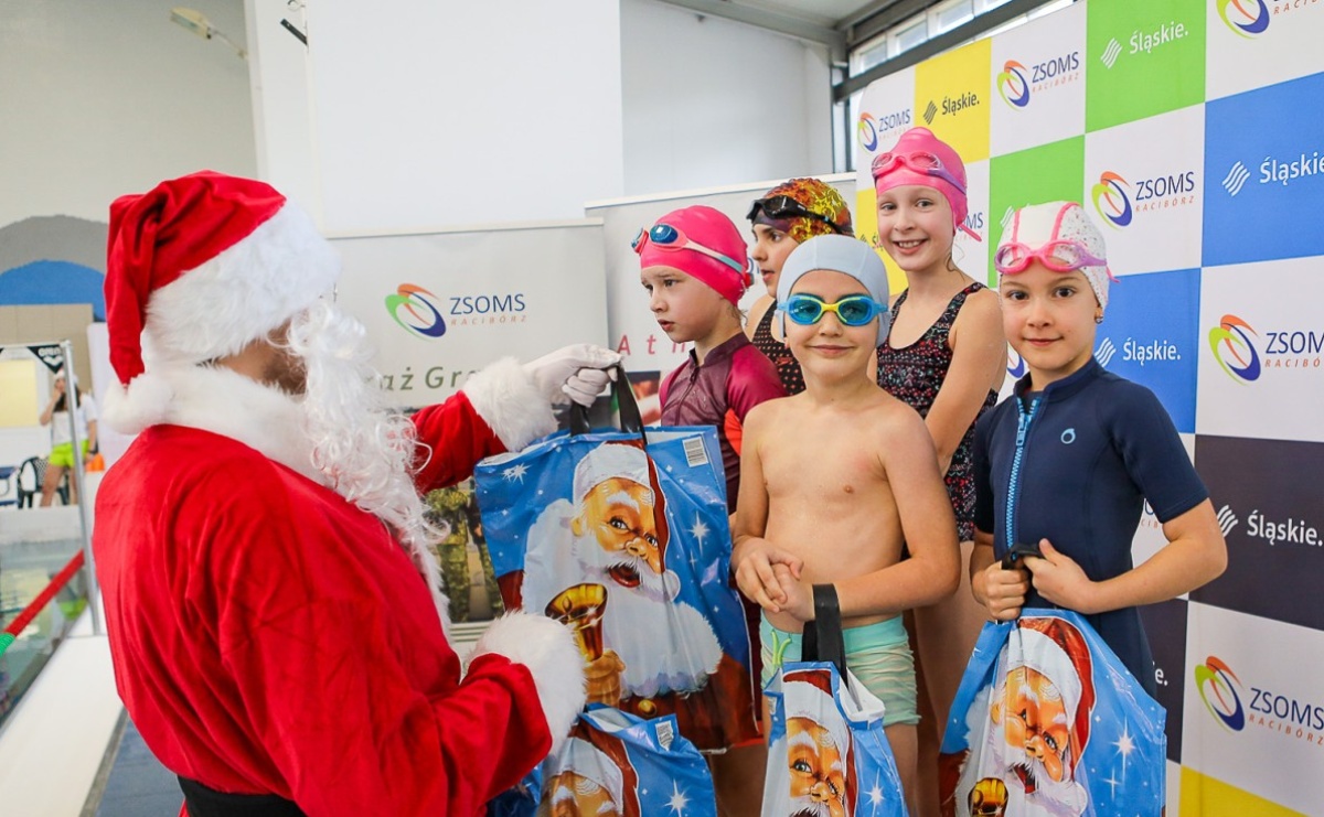 XII Mikołajkowe Zawody Pływackie i jarmark z ZSOMS [FOTO i WIDEO] - Serwis informacyjny z Raciborza - naszraciborz.pl