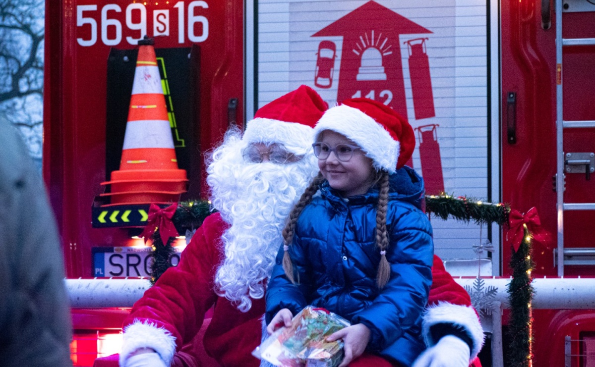 Święty Mikołaj przyjechał do Nędzy wozem strażackim - Serwis informacyjny z Raciborza - naszraciborz.pl