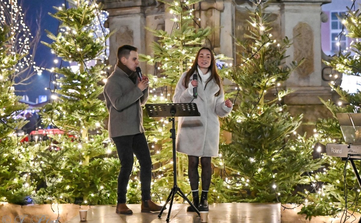 Wieczór na raciborskim jarmarku: muzyka, świąteczne zakupy i spacer po rynku - Serwis informacyjny z Raciborza - naszraciborz.pl