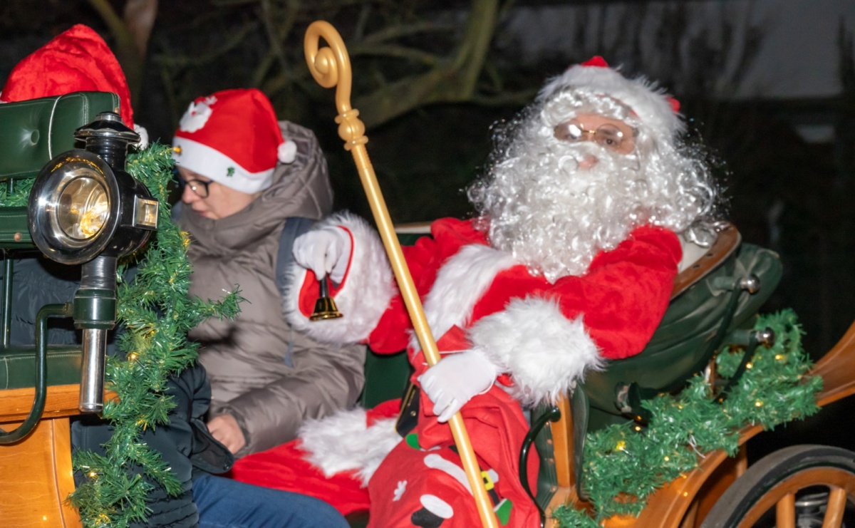 Nie saniami, a powozem zajechał Mikołaj do Borucina - Serwis informacyjny z Raciborza - naszraciborz.pl