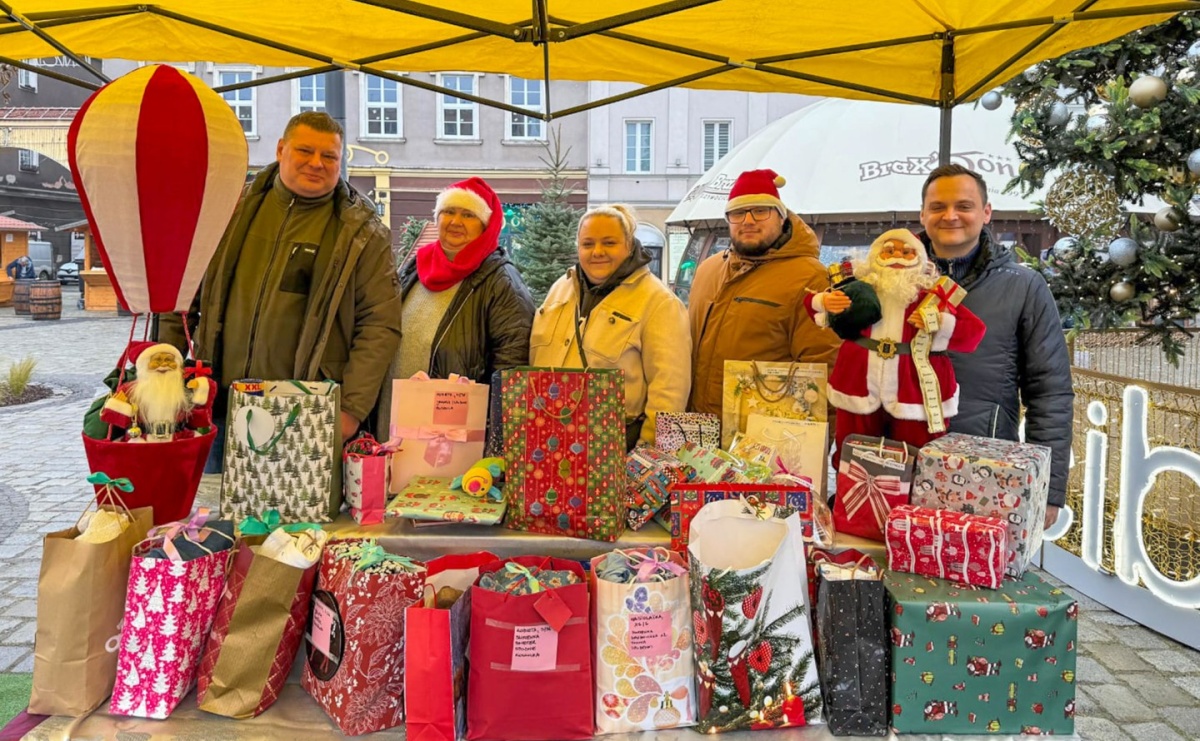 Wolontariusze Polska 2050 po raz dziesiąty przeprowadzili akcję Podaj Prezent - Serwis informacyjny z Raciborza - naszraciborz.pl
