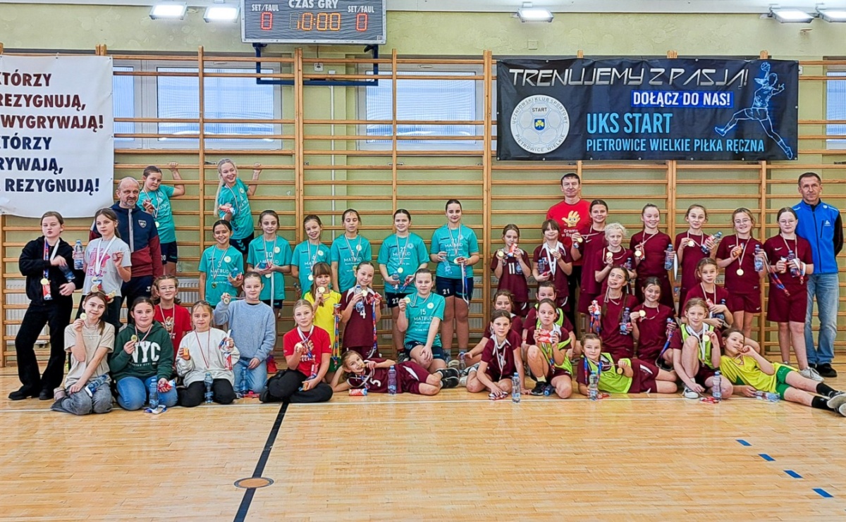 Powiatowy Mikołajkowy Turniej Mini Piłki Ręcznej Dziewcząt w Pietrowicach Wielkich - Serwis informacyjny z Raciborza - naszraciborz.pl