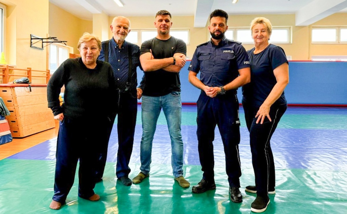 Seniorzy uczyli się jak unikać oszustw i stosować chwyty samoobrony - Serwis informacyjny z Raciborza - naszraciborz.pl