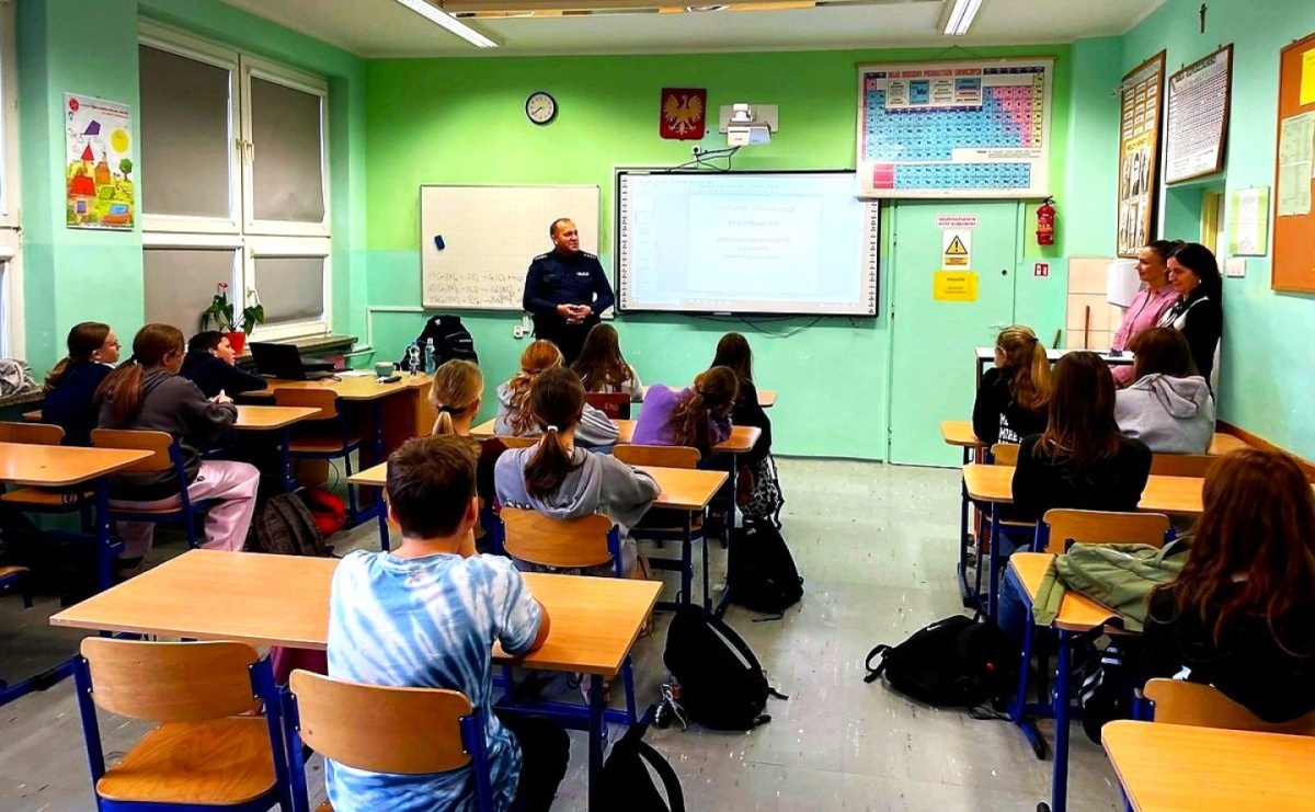 Dzielnicowy w SP 15 o hejcie i uzależnieniach - Serwis informacyjny z Raciborza - naszraciborz.pl