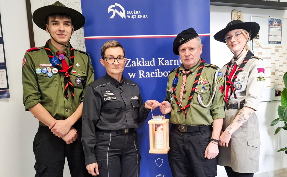 Betlejemskie Światło Pokoju trafiło do Zakładu Karnego w Raciborzu - Serwis informacyjny z Raciborza - naszraciborz.pl