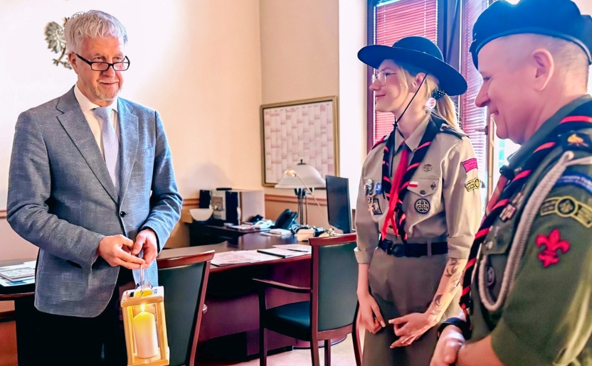 Betlejemskie Światło Pokoju dotarło do Urzędu Miasta - Serwis informacyjny z Raciborza - naszraciborz.pl