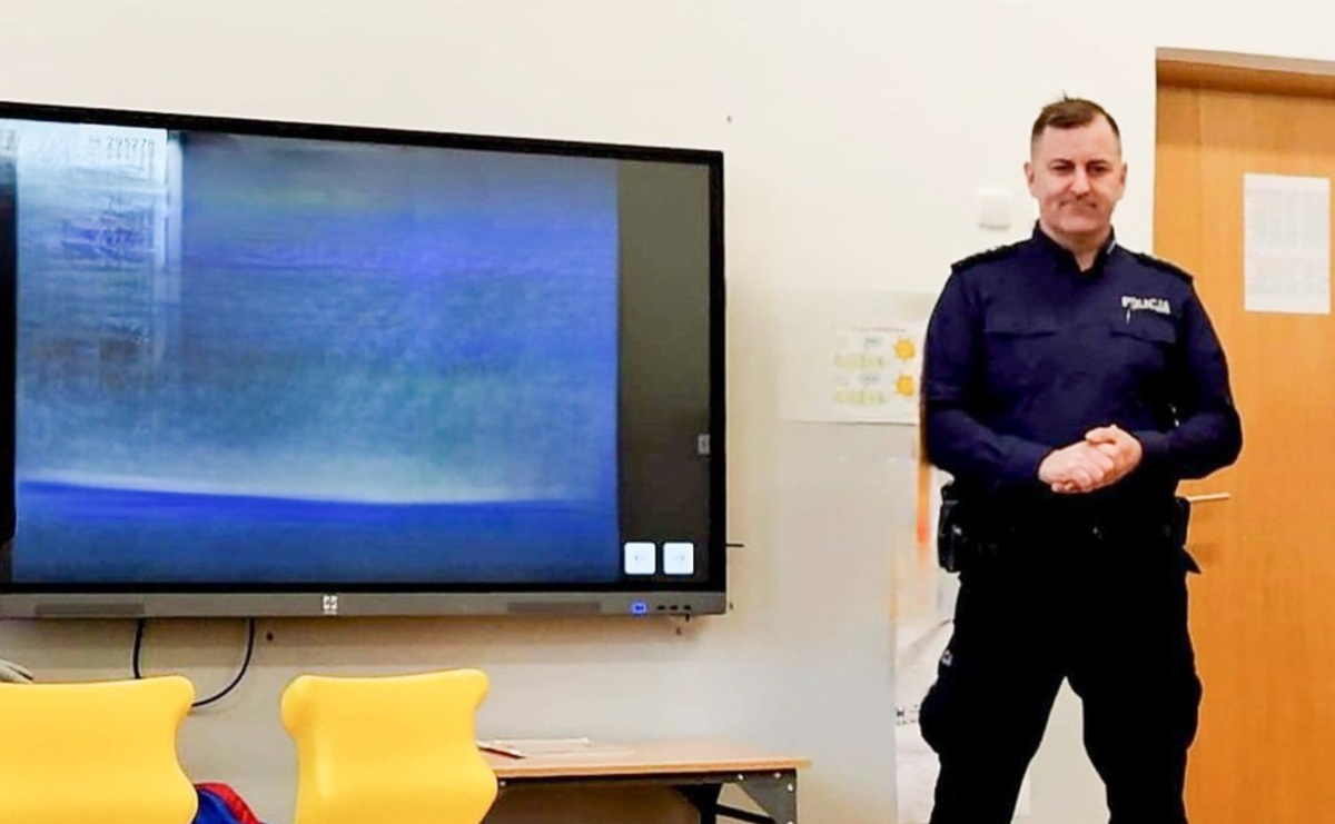 Bezpiecznie w sieci – dzielnicowy z Raciborza edukuje młodzież - Serwis informacyjny z Raciborza - naszraciborz.pl