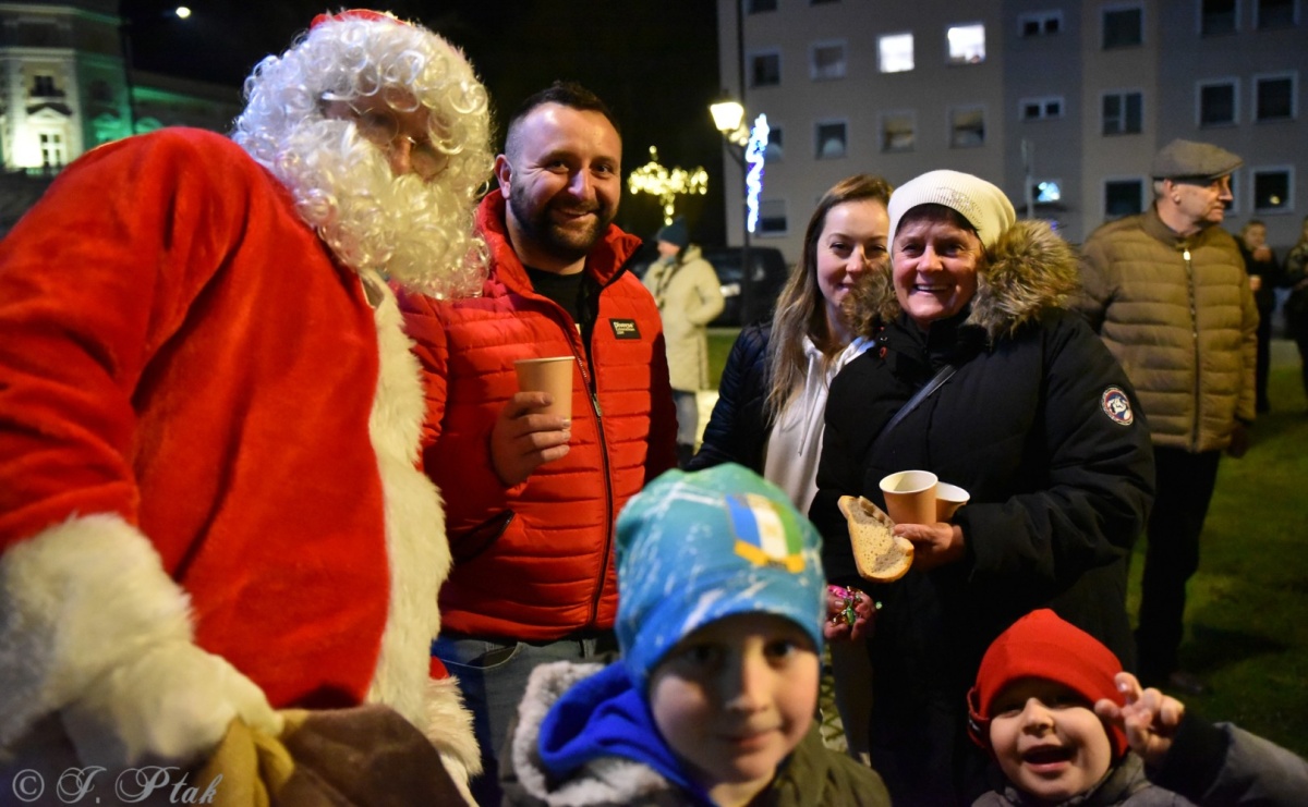 Rozświetlenie Kietrzańskiej Choinki – strażacki Mikołaj w akcji - Serwis informacyjny z Raciborza - naszraciborz.pl
