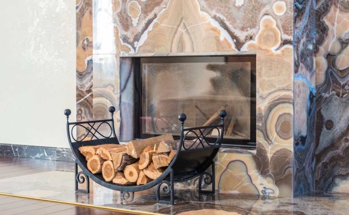 Jak obudować kominek narożny w nowoczesnym stylu? Praktyczne wskazówki i inspiracje - Serwis informacyjny z Raciborza - naszraciborz.pl