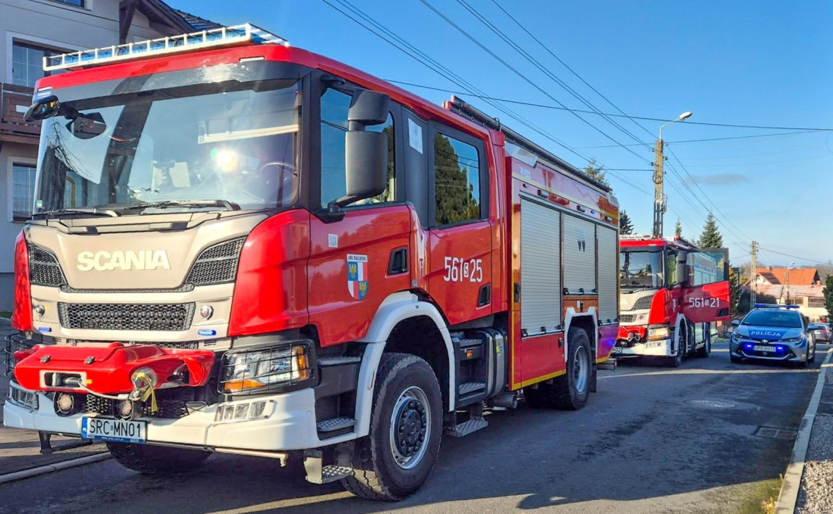Pożar wędzelnika na balkonie w Tworkowie. Interwencja strażaków przy ul. Długiej - Serwis informacyjny z Raciborza - naszraciborz.pl