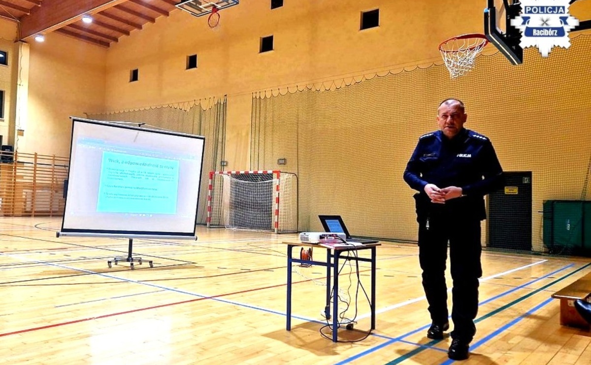 Dzielnicowy spotkał się rodzicami i nauczycielami w ZSP w Rudniku - Serwis informacyjny z Raciborza - naszraciborz.pl