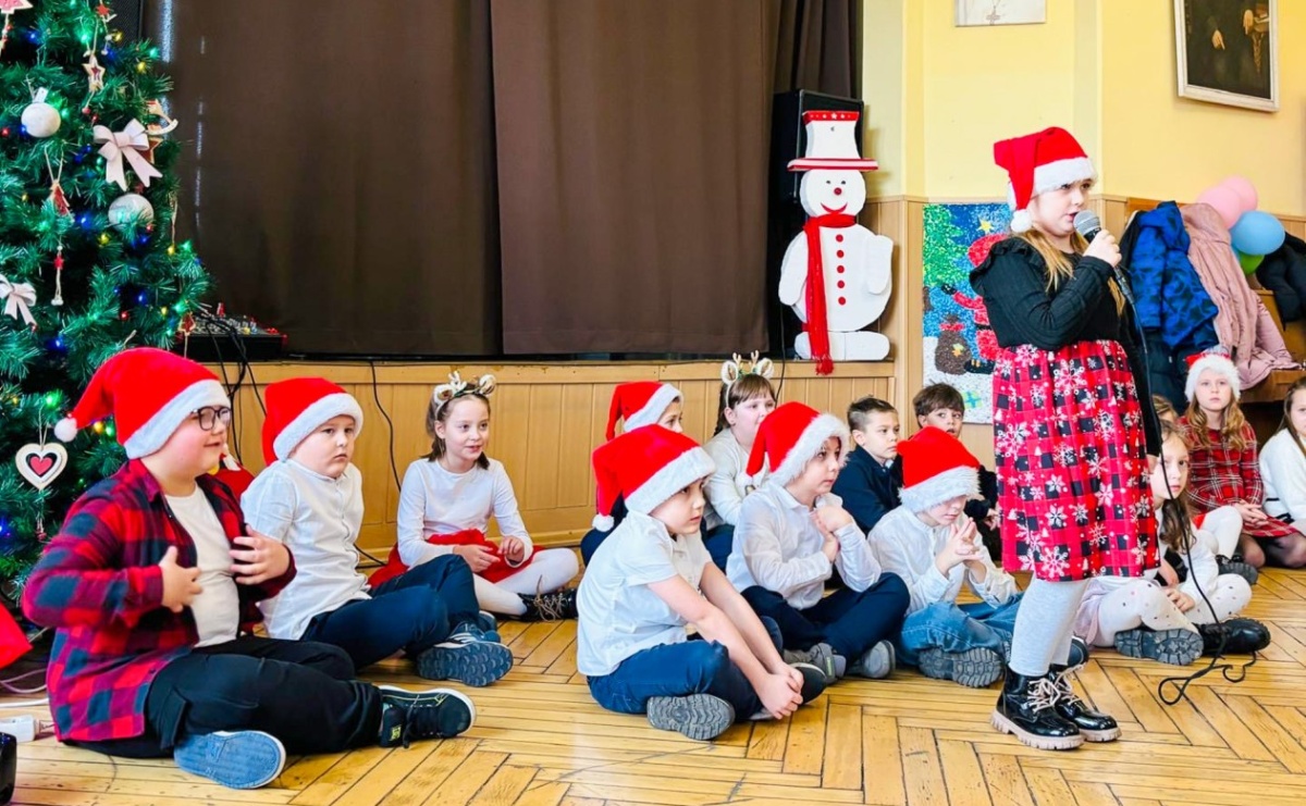 Świąteczne spotkanie dzieci z SP 13 w Domu św. Notburgi - Serwis informacyjny z Raciborza - naszraciborz.pl