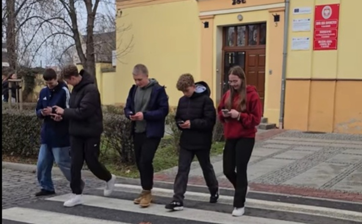 Bezpieczna droga zaczyna się od odpowiedzialności. Policja przypomina o prawach i obowiązkach pieszych oraz kierowców - Serwis informacyjny z Raciborza - naszraciborz.pl