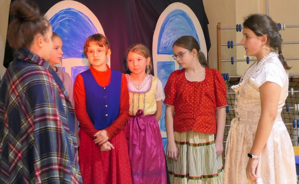 Jasełka i Kiermasz Świąteczny w Szkole Podstawowej nr 4 – magiczny czas wspólnego świętowania - Serwis informacyjny z Raciborza - naszraciborz.pl