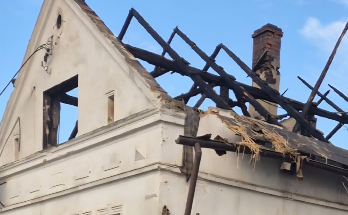 Pożar domu w Makowie. Trwa ustalanie przyczyn zdarzenia i zbiórka dla poszkodowanego - Serwis informacyjny z Raciborza - naszraciborz.pl