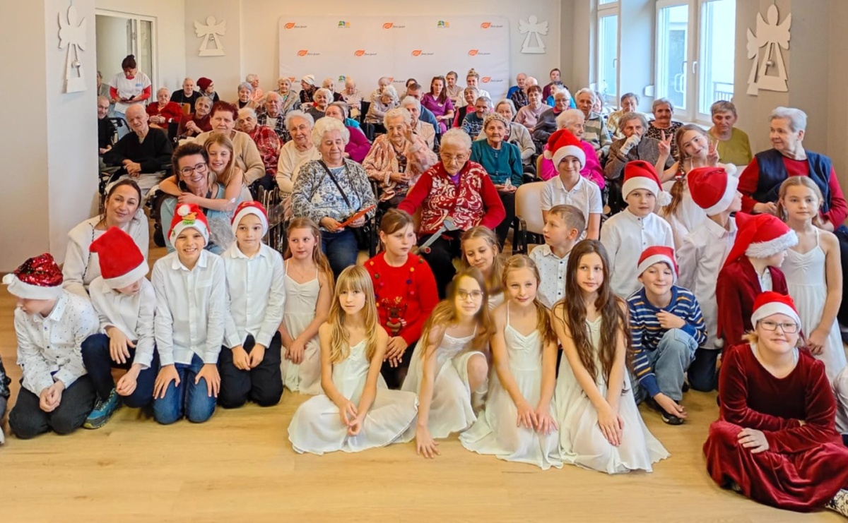 Trzecioklasiści z Markowic z wizytą w DPS Złota Jesień - Serwis informacyjny z Raciborza - naszraciborz.pl