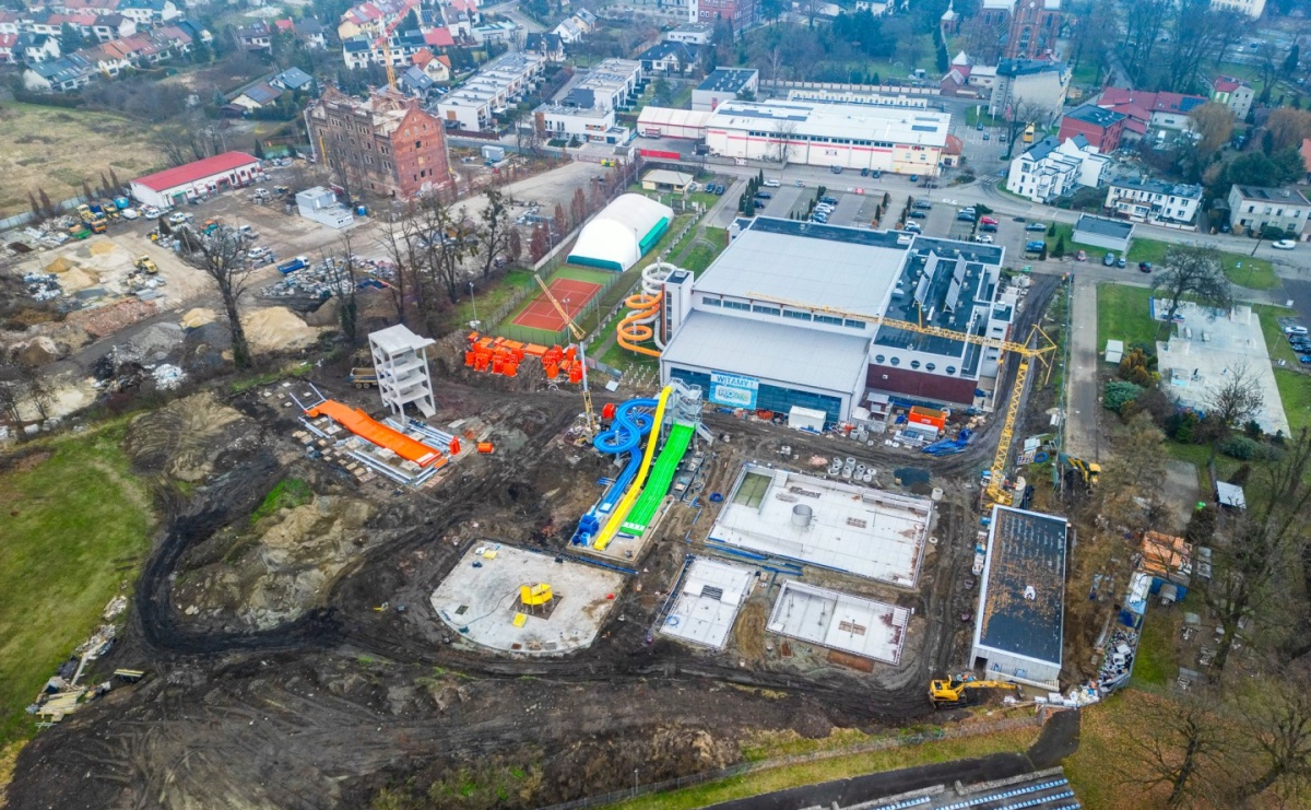 Ostróg zyskuje nowe oblicze. Baseny zewnętrzne przy H2Ostróg i kolejne inwestycje zmieniają dzielnicę [AKTUALNE FOTO] - Serwis informacyjny z Raciborza - naszraciborz.pl