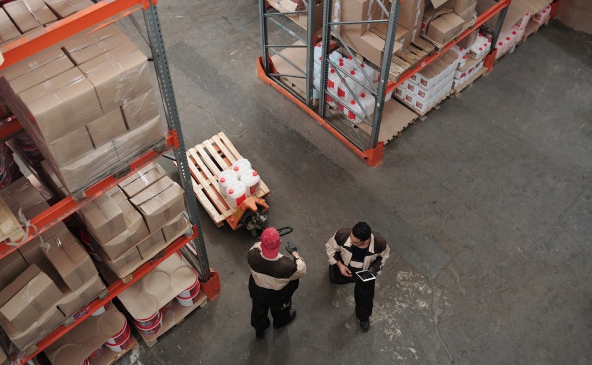 Modularne systemy transportu palet: Jak dostosować przenośnik łańcuchowy do specyficznych potrzeb produkcji? - Serwis informacyjny z Raciborza - naszraciborz.pl