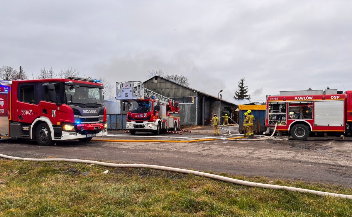 Pożar hali w Pawłowie. Trwa akcja gaśnicza przy ul. Gamowskiej [FOTO i WIDEO] - Serwis informacyjny z Raciborza - naszraciborz.pl