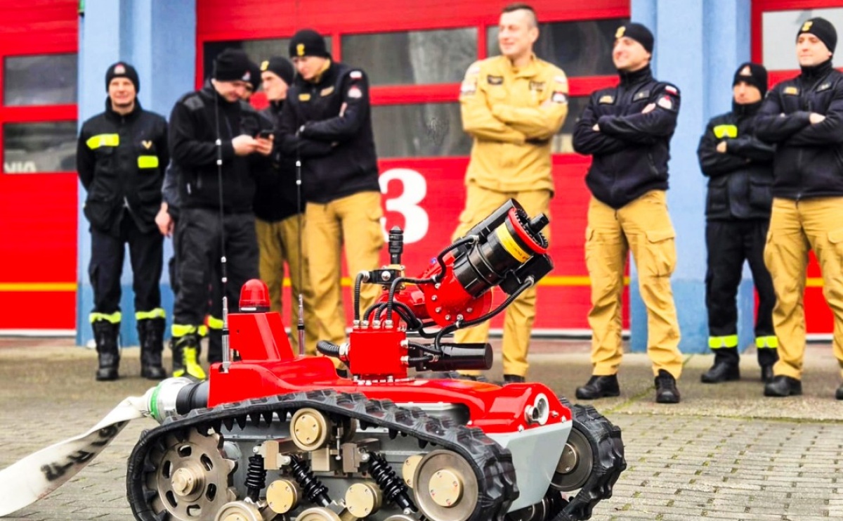 Nowoczesne wsparcie dla strażaków w Raciborzu – do Komendy trafił robot gaśniczy FMBOT 2400 - Serwis informacyjny z Raciborza - naszraciborz.pl