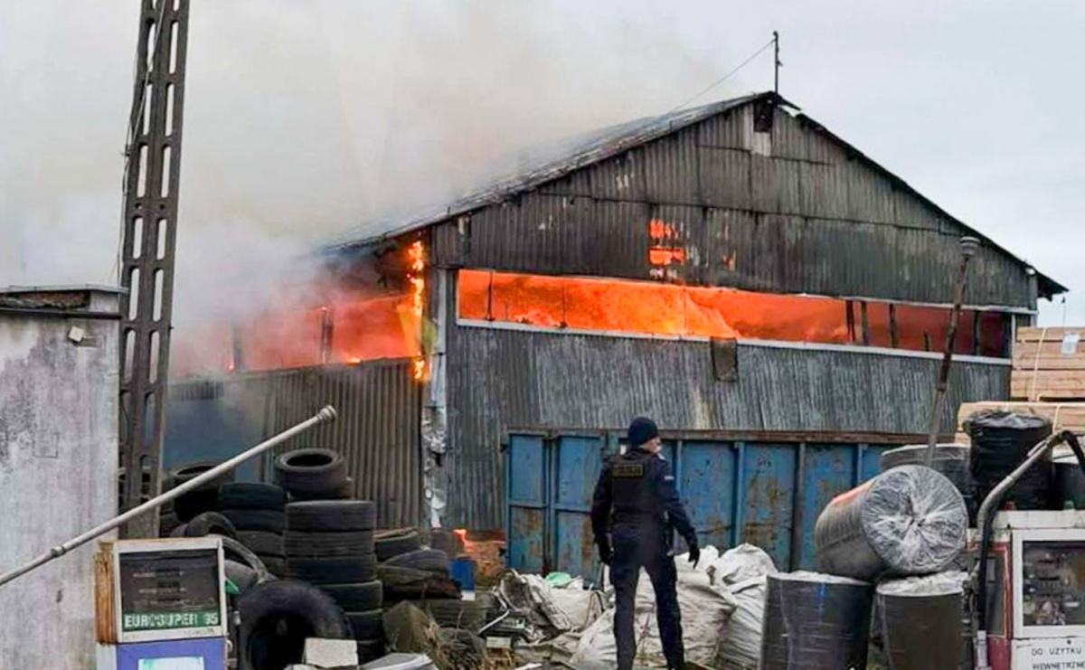 Wigilia pod znakiem ognia. Ogromne straty po pożarze hali w Pawłowie - Serwis informacyjny z Raciborza - naszraciborz.pl