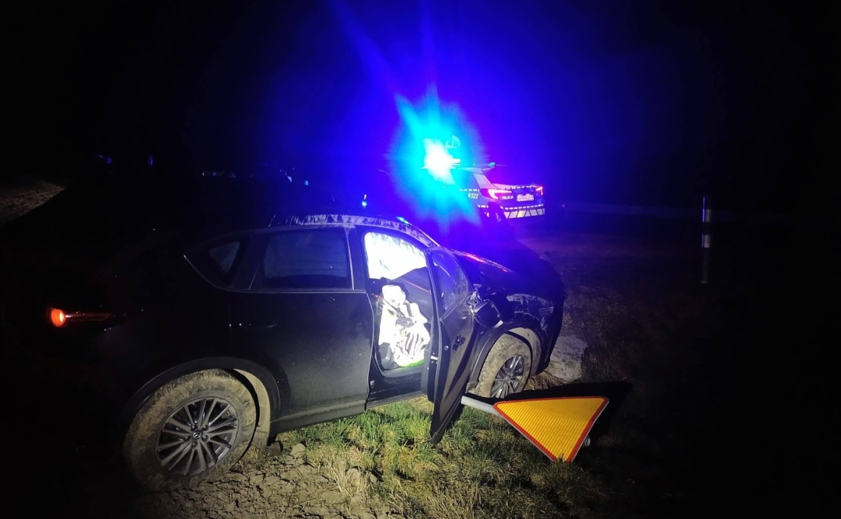 Groźne zdarzenie na DK45 w gminie Rudnik. Samochód dachował na wysokości Ponięcic - Serwis informacyjny z Raciborza - naszraciborz.pl