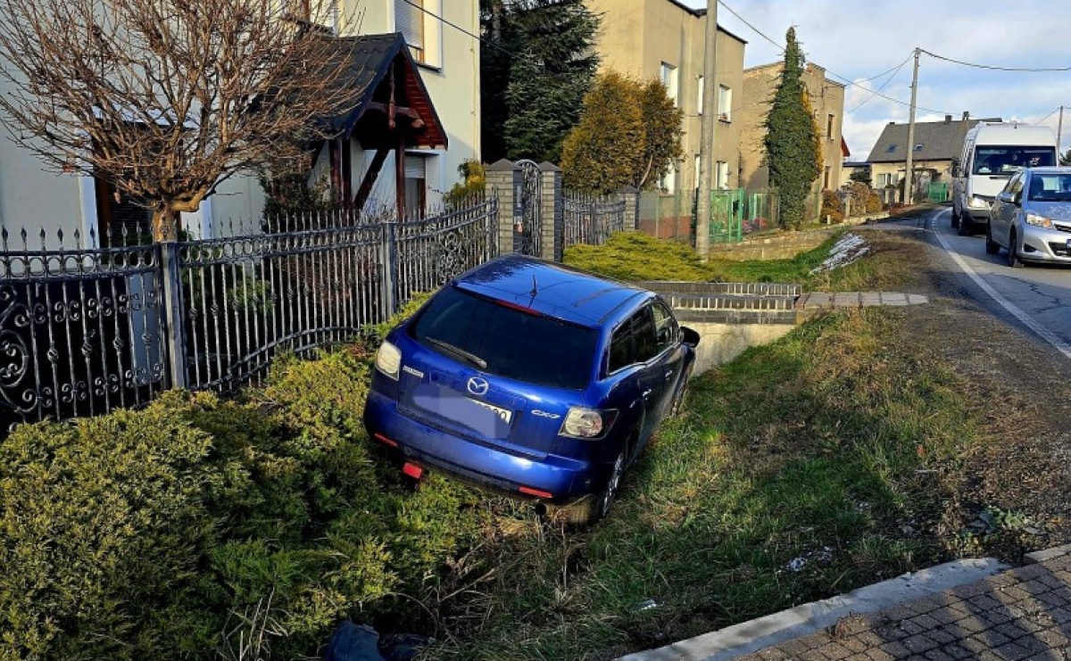 Mazda w rowie w Markowicach - Serwis informacyjny z Raciborza - naszraciborz.pl