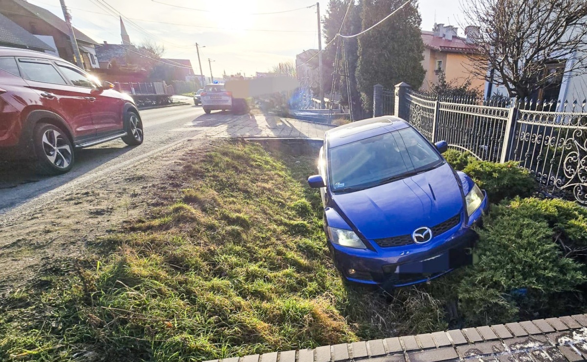 Mazda w rowie w Markowicach - Serwis informacyjny z Raciborza - naszraciborz.pl