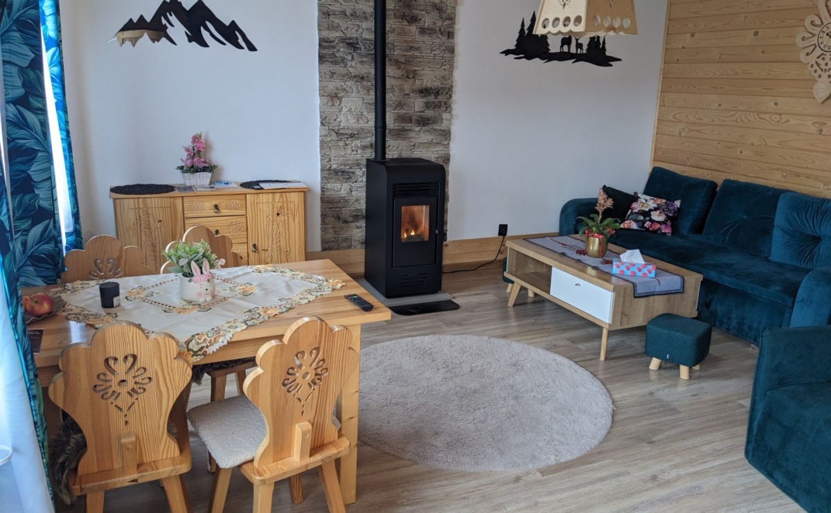 kominek w centralnym miejscu w pokoju