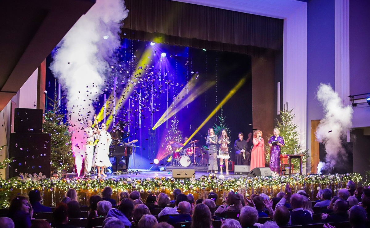 Gala sylwestrowa w Raciborskim Centrum Kultury wypełniła widownię. Tak witano nowy rok przy Chopina - Serwis informacyjny z Raciborza - naszraciborz.pl