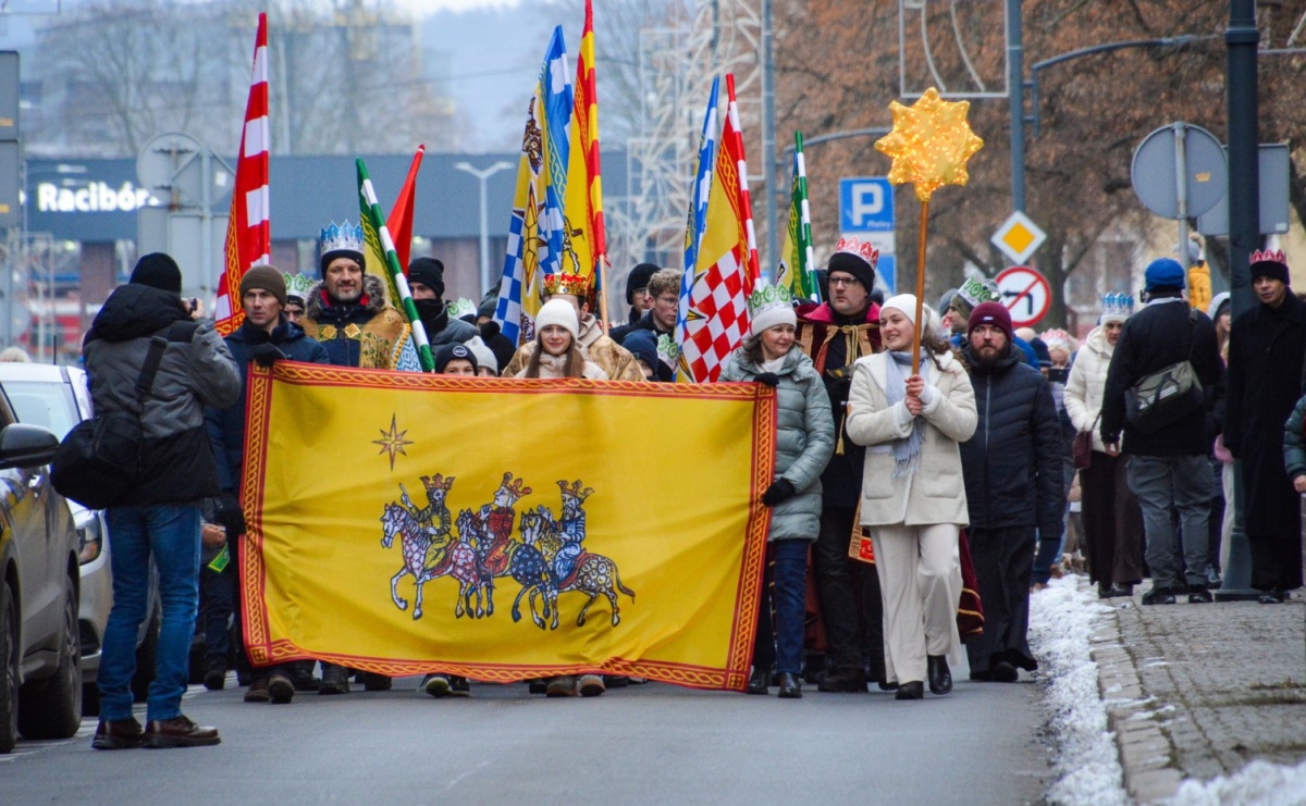 Orszak Trzech Króli przeszedł nową trasą ulicami Raciborza - Serwis informacyjny z Raciborza - naszraciborz.pl