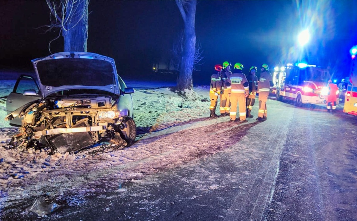 Groźne zdarzenie drogowe w Krowiarkach [FOTO] - Serwis informacyjny z Raciborza - naszraciborz.pl