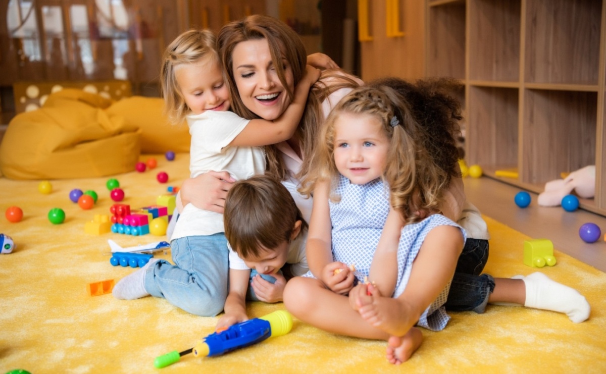 Przebywanie z dziećmi daje Ci radość i nastraja na lepszy dzień? Sprawdź, jak rozpocząć karierę opiekuna w żłobku - Serwis informacyjny z Raciborza - naszraciborz.pl