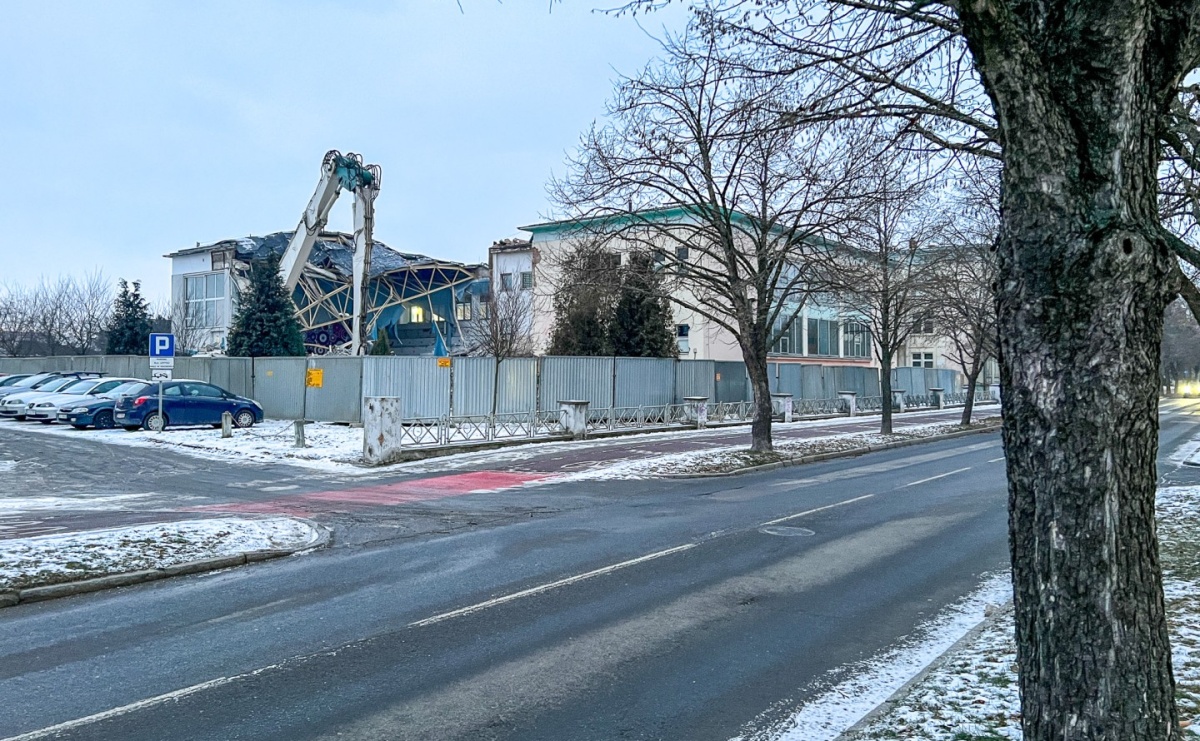 Kryta pływalnia ANS przechodzi do historii. W jej miejscu powstanie nowa aula [FOTO] - Serwis informacyjny z Raciborza - naszraciborz.pl
