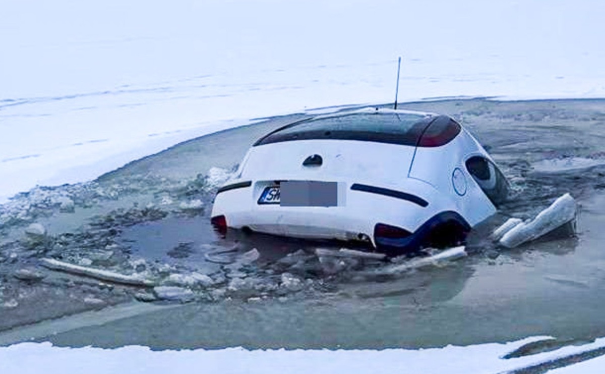 Zamarznięty zbiornik nie wytrzymał próby – samochód wpadł do lodowatej wody - Serwis informacyjny z Raciborza - naszraciborz.pl