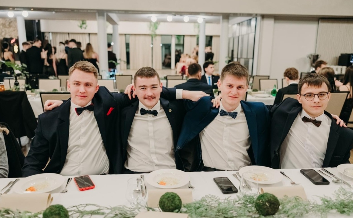 Studniówka raciborskiego Mechanika na bis. Jeden bal, dwa fotoreportaże [FOTO i WIDEO] - Serwis informacyjny z Raciborza - naszraciborz.pl