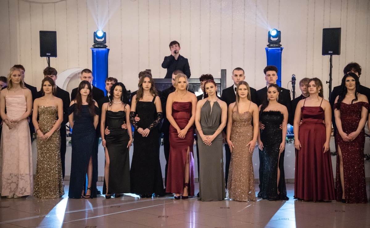 Zdjęcia na bis. Sportowo-mundurowa studniówka ZSOMS [FOTO i WIDEO] - Serwis informacyjny z Raciborza - naszraciborz.pl