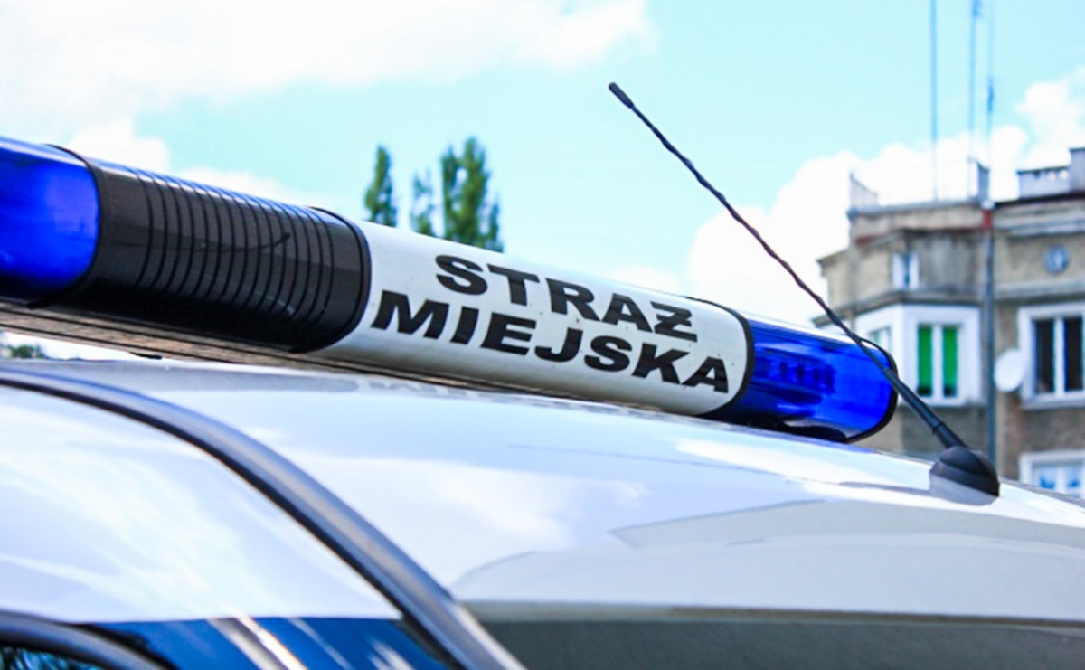 Z notatnika Strażnika: agresja po alkoholu i śmieci z balkonu zakończone mandatami - Serwis informacyjny z Raciborza - naszraciborz.pl