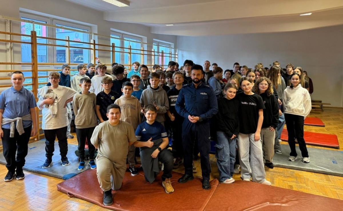 Bezpiecznie w sieci. Spotkanie profilaktyczne z policjantem w SP nr 1 w Raciborzu - Serwis informacyjny z Raciborza - naszraciborz.pl