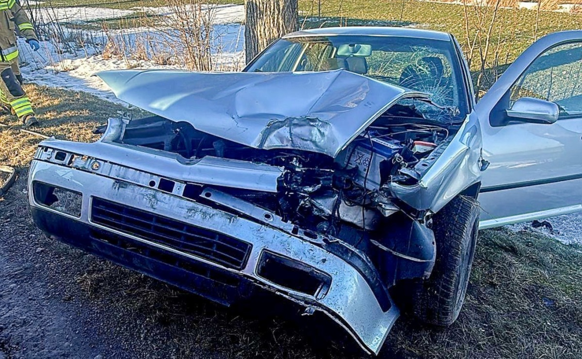 Samochód uderzył w drzewo na drodze Pawłów – Krowiarki - Serwis informacyjny z Raciborza - naszraciborz.pl