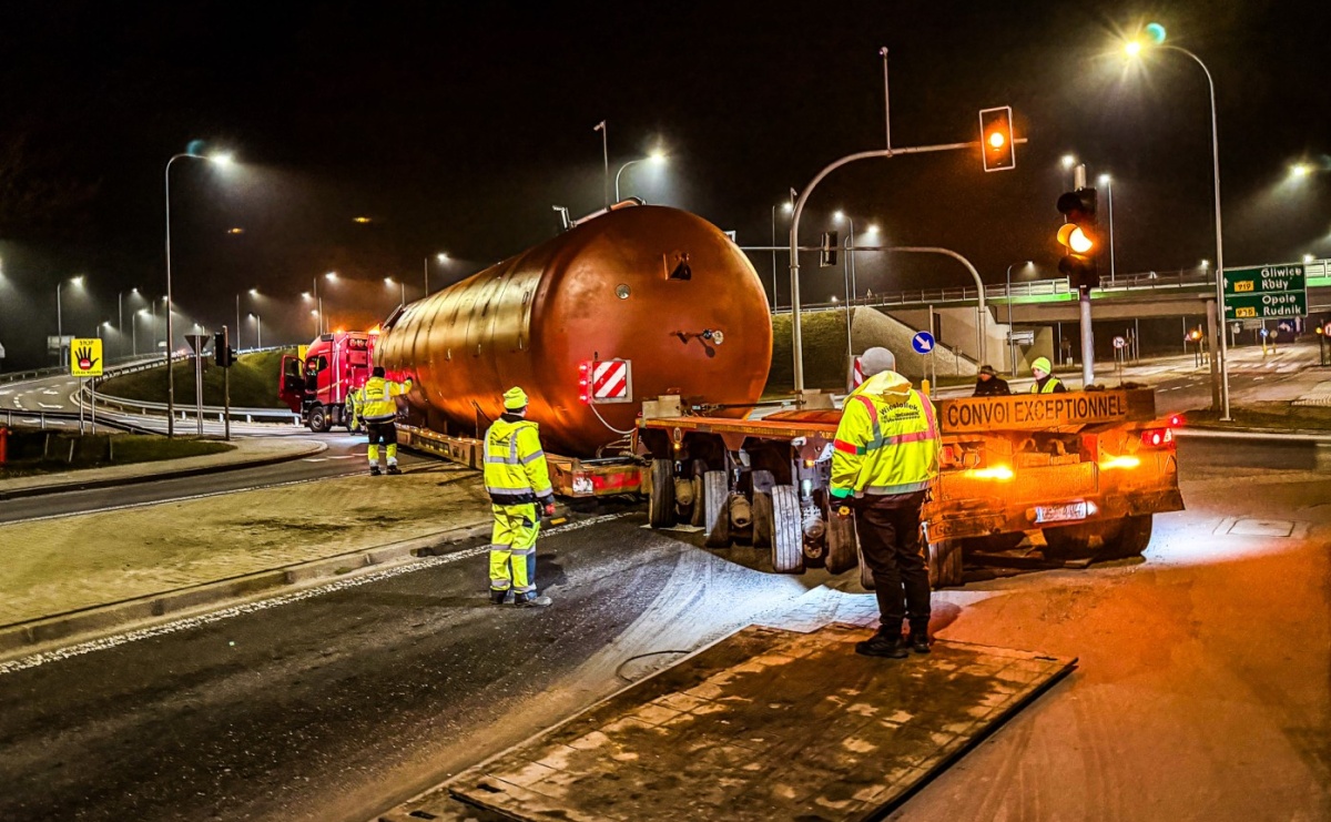 Potężny akumulator ruszył z Raciborza do Żywca. Nie obyło się bez problemów [FOTO i WIDEO] - Serwis informacyjny z Raciborza - naszraciborz.pl