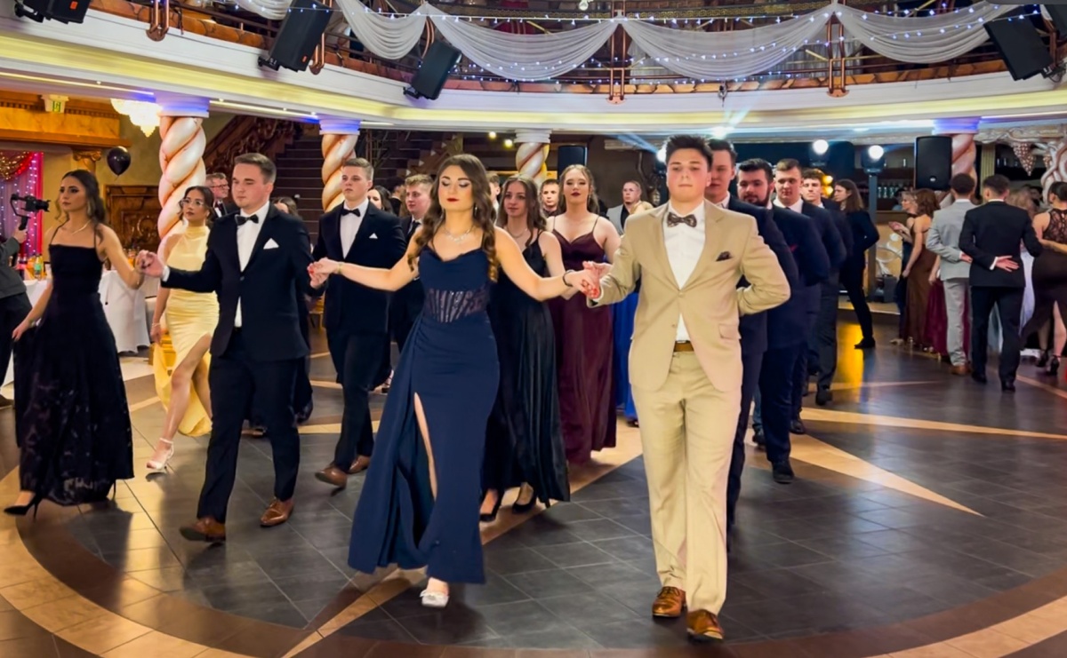 Studniówka maturzystów CKZiU nr 1 w Raciborzu. Poloneza zatańczono w Acropolis [WIDEO] - Serwis informacyjny z Raciborza - naszraciborz.pl